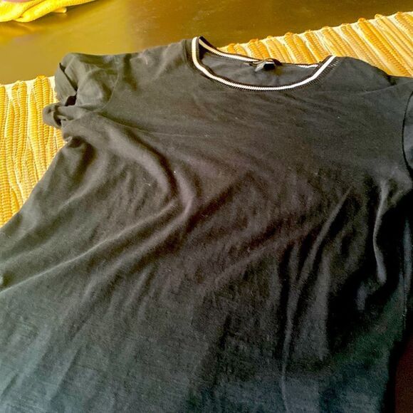 EUC Banana Republic SS cotton sweater tee with white piping on neck - Picture 1 of 4